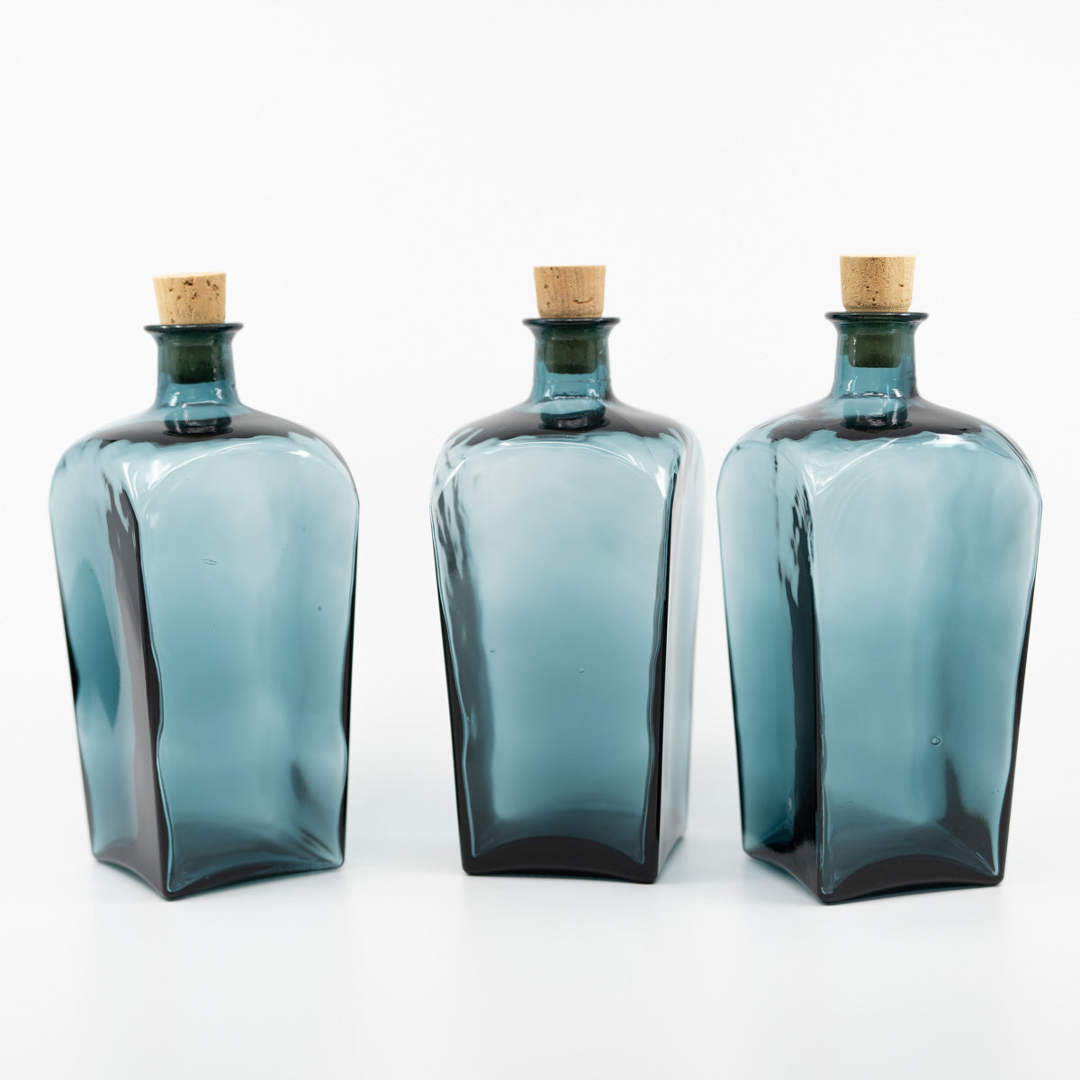 青いガラスのケルデル瓶｜青緑の揺らぎが美しいボトル – デザイン 