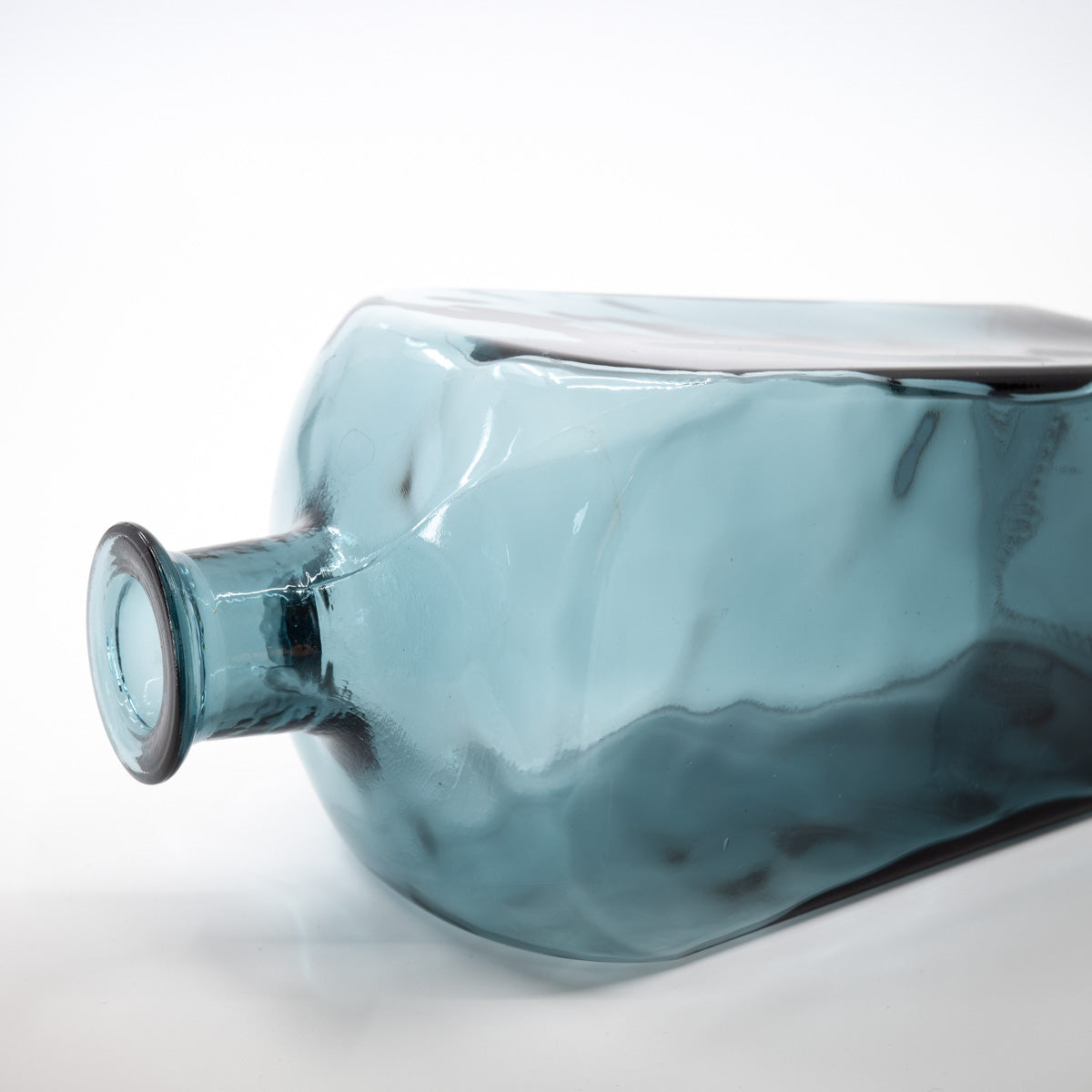 青いガラスのケルデル瓶｜青緑の揺らぎが美しいボトル – デザイン ...