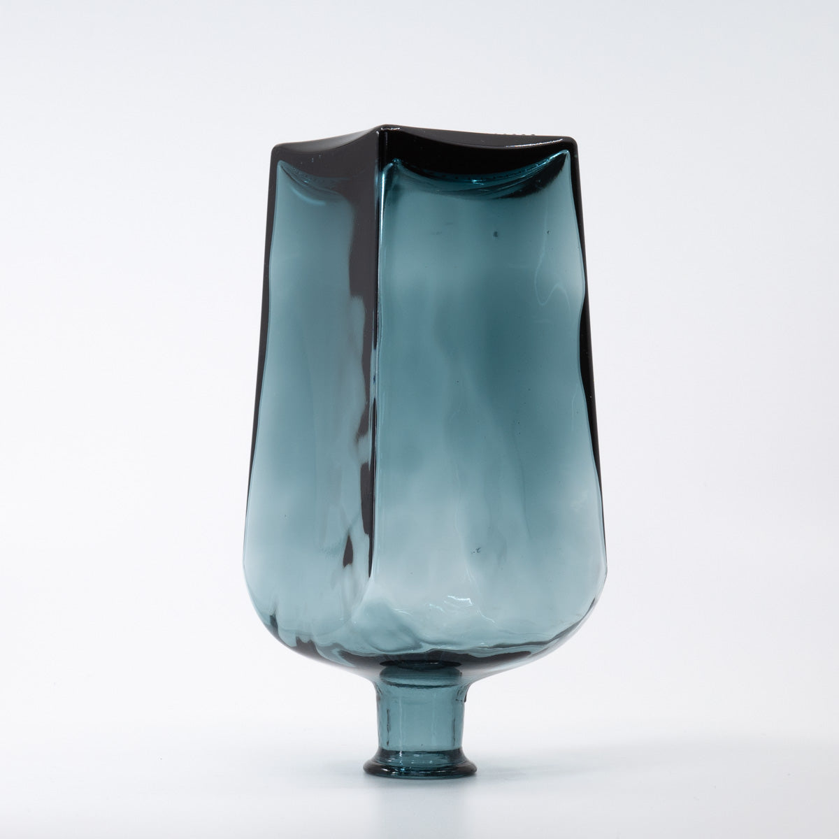 青いガラスのケルデル瓶｜青緑の揺らぎが美しいボトル – デザイン 